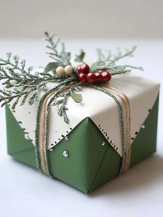Green & ivory geometric box with berries
